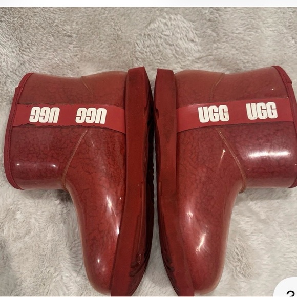 UGG CLASSIC CLEAR MINI WMNS "Red"
Size 8 in NWOT of Box - Picture 6 of 9